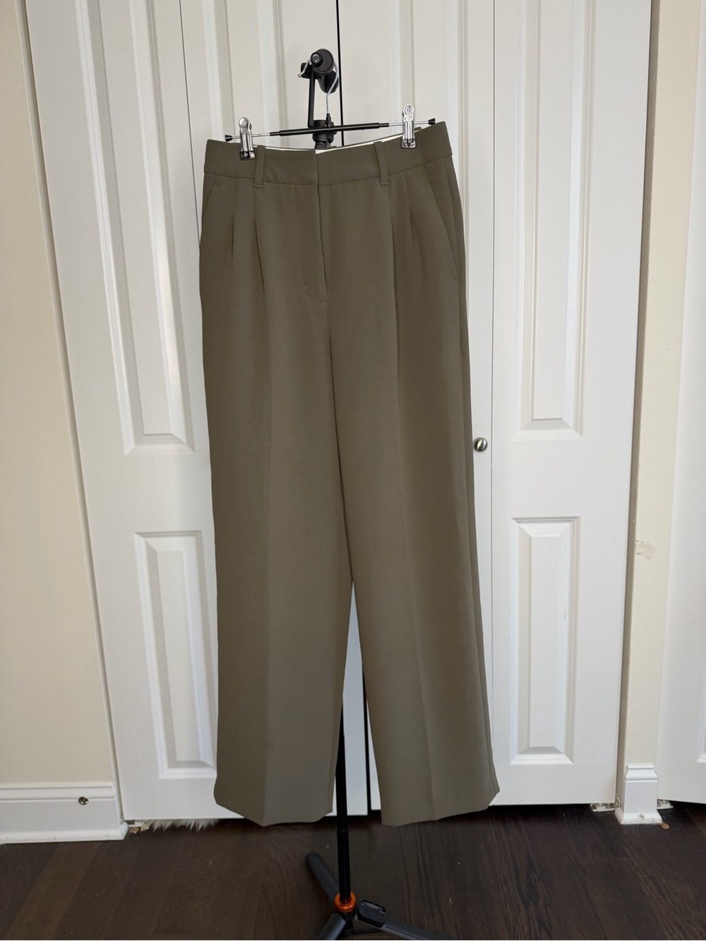 Aritzia The Effortless Pant Pants 2 SHORT